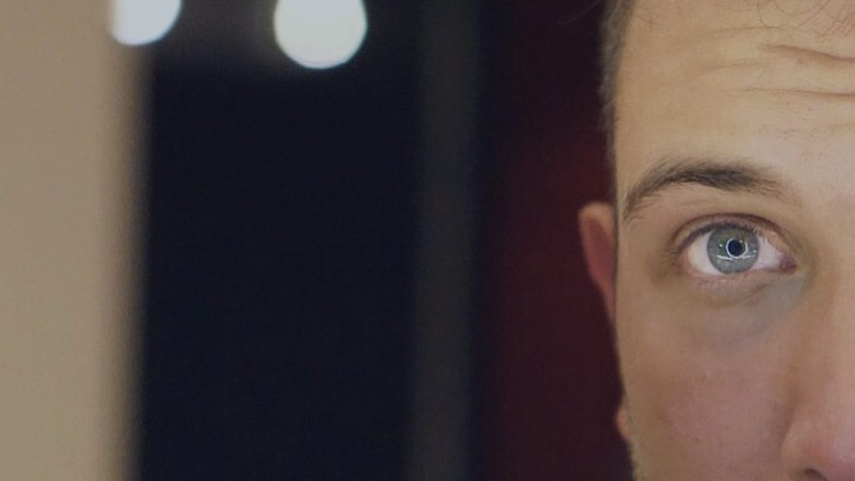 Primo piano di Daniele, un occhio solo, sguardo dritto in camera